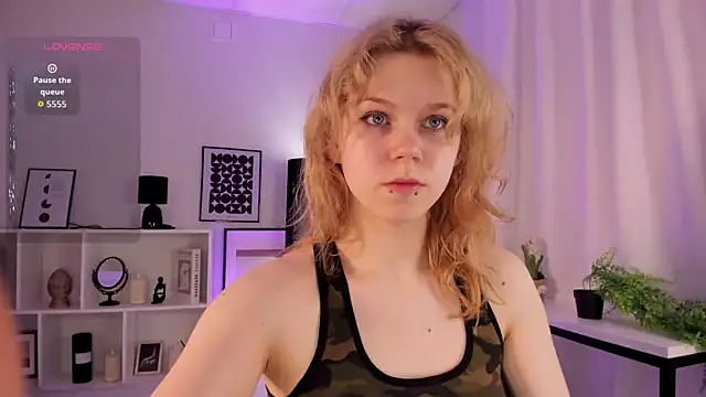 ElizabethVane online show from 04/07/26, 07:43