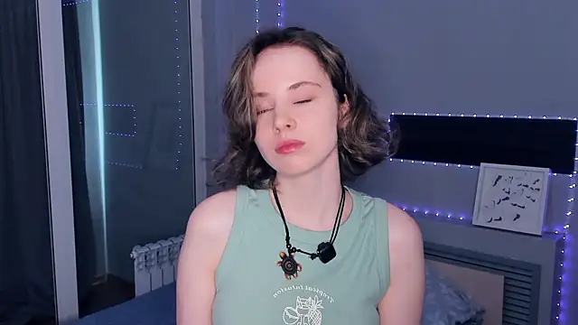 Snapshot of CrystaLeah chatting on 03/20/26, 08:15 CrystaLeah online show from 03/20/26, 08:15