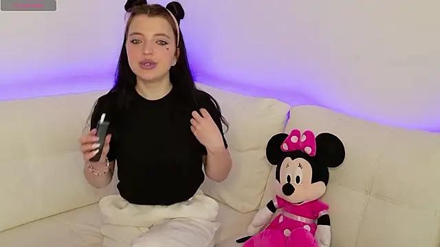 Snapshot of Minnie_mouse_18 chatting on 03/19/26, 08:25 Minnie mouse 18 online show from 03/19/26, 08:25