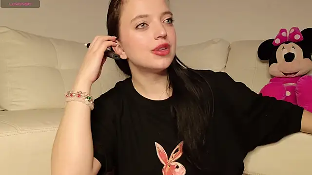 Snapshot of Minnie_mouse_18 chatting on 03/14/26, 08:37 Minnie mouse 18 online show from 03/14/26, 08:37