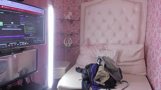 Snapshot of Mini_Rouse chatting on 03/29/26, 12:12 Mini Rouse online show from 03/29/26, 12:12