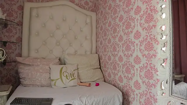 Snapshot of Mini_Rouse chatting on 04/10/26, 12:12 Mini Rouse online show from 04/10/26, 12:12