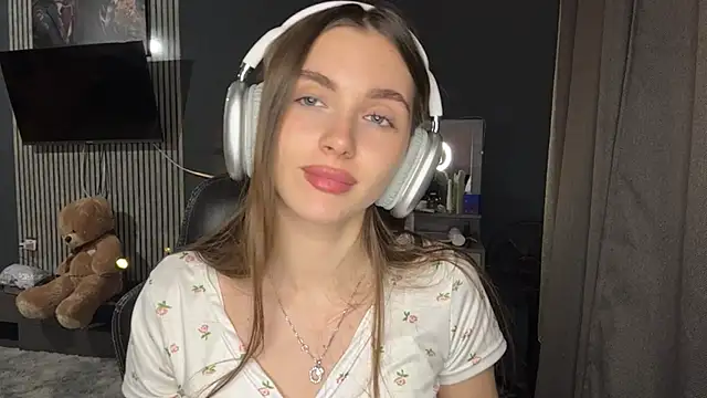 Veluxe online show from 04/06/26, 04:30