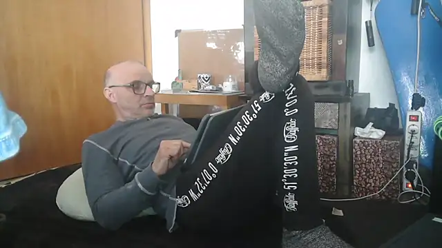 Snapshot of Thomate24 chatting on 03/25/26, 01:32 Thomate24 online show from 03/25/26, 01:32