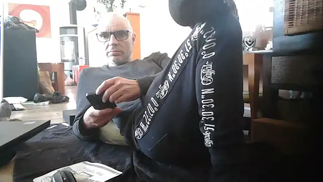 Snapshot of Thomate24 chatting on 03/18/26, 01:24 Thomate24 online show from 03/18/26, 01:24