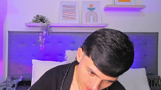 Andrew restrepoo online show from 05/27/26, 03:52