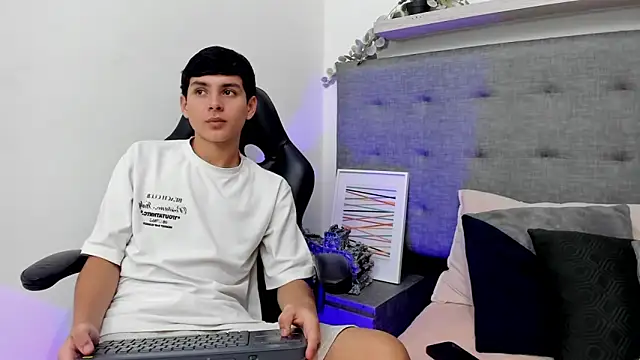 Andrew restrepoo online show from 03/19/26, 02:50