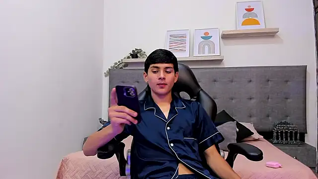 Andrew restrepoo online show from 03/17/26, 03:59