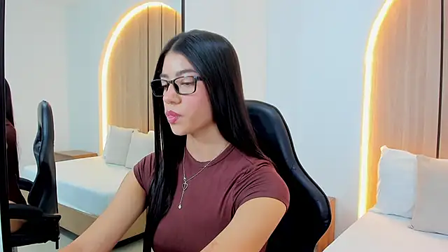 Snapshot of emma_rousse5 chatting on 04/08/26, 07:48 emma rousse5 online show from 04/08/26, 07:48