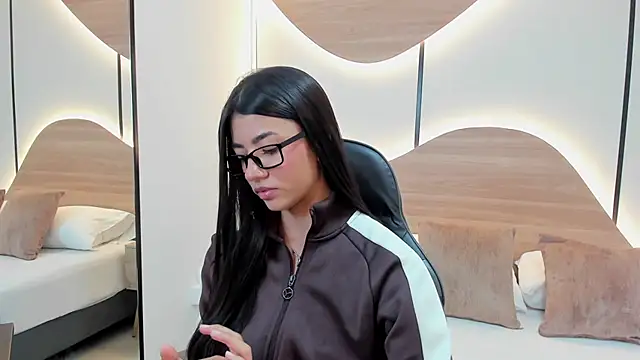 Snapshot of emma_rousse5 chatting on 04/05/26, 08:37 emma rousse5 online show from 04/05/26, 08:37