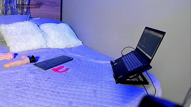 Snapshot of Enzoo98_ chatting on 03/15/26, 01:12 Enzoo98 online show from 03/15/26, 01:12