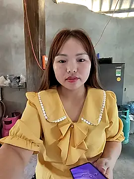 Snapshot of Mina_xYx chatting on 04/06/26, 05:52 Mina xYx online show from 04/06/26, 05:52