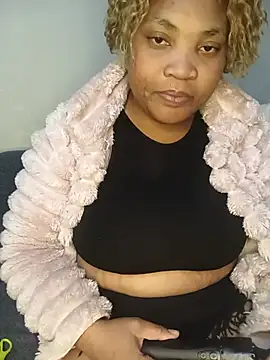 Snapshot of BeverlyQueen15 chatting on 07/05/26, 06:04 BeverlyQueen15 online show from 07/05/26, 06:04