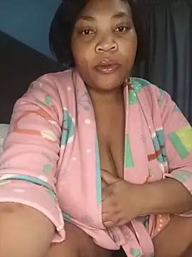 Snapshot of BeverlyQueen15 chatting on 06/18/26, 05:39 BeverlyQueen15 online show from 06/18/26, 05:39