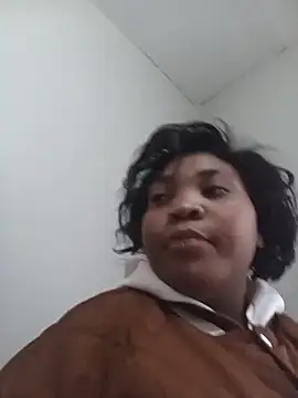 Snapshot of BeverlyQueen15 chatting on 06/16/26, 06:24 BeverlyQueen15 online show from 06/16/26, 06:24