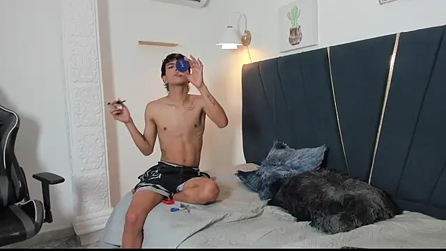 Snapshot of Enzo_love18 chatting on 05/16/26, 03:38 Enzo love18 online show from 05/16/26, 03:38