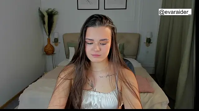 Snapshot of EvaRaider chatting on 04/01/26, 01:23 EvaRaider online show from 04/01/26, 01:23