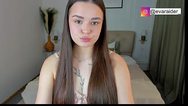 Snapshot of EvaRaider chatting on 03/30/26, 01:12 EvaRaider online show from 03/30/26, 01:12