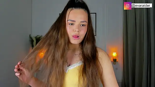 Snapshot of EvaRaider chatting on 04/13/26, 01:37 EvaRaider online show from 04/13/26, 01:37