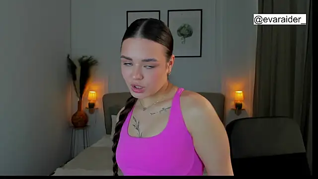 Snapshot of EvaRaider chatting on 03/31/26, 01:35 EvaRaider online show from 03/31/26, 01:35