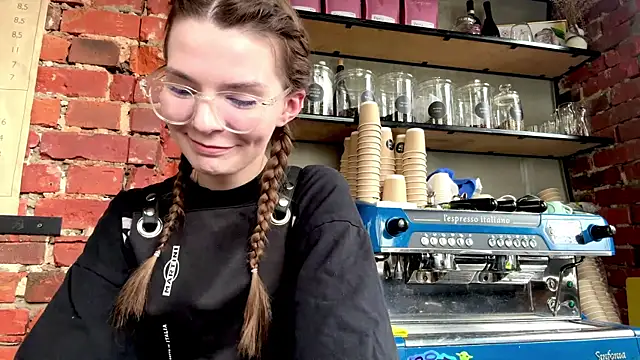 Snapshot of AnnWaddie chatting on 04/11/26, 11:36 AnnWaddie online show from 04/11/26, 11:36