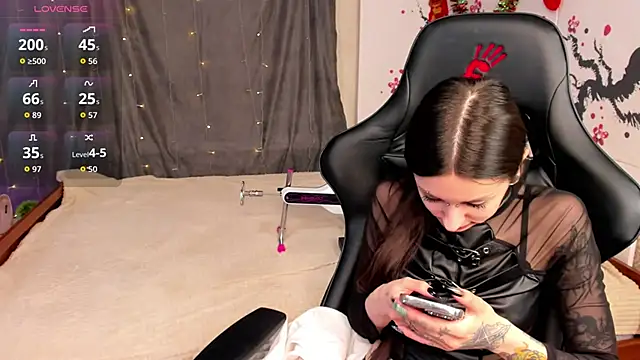 Snapshot of Finelia chatting on 04/04/26, 07:15 Finelia online show from 04/04/26, 07:15