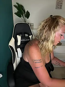 SuesseAurelie1 online show from 05/30/26, 04:12