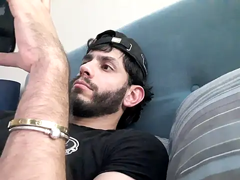 Snapshot of LatinBigClouds22cm chatting on 03/16/26, 08:22 LatinBigClouds22cm online show from 03/16/26, 08:22