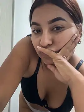 Snapshot of yuliana056 chatting on 04/09/26, 05:09 yuliana056 online show from 04/09/26, 05:09