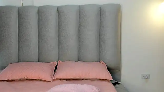 Snapshot of Valentina_lux1 chatting on 05/19/26, 01:40 Valentina lux1 online show from 05/19/26, 01:40