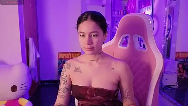 Snapshot of Oliviasims chatting on 04/15/26, 09:15 Oliviasims online show from 04/15/26, 09:15