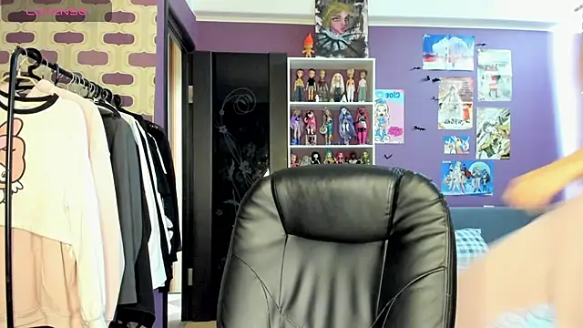 Snapshot of sweet_peach___ chatting on 07/13/26, 01:32 sweet peach online show from 07/13/26, 01:32
