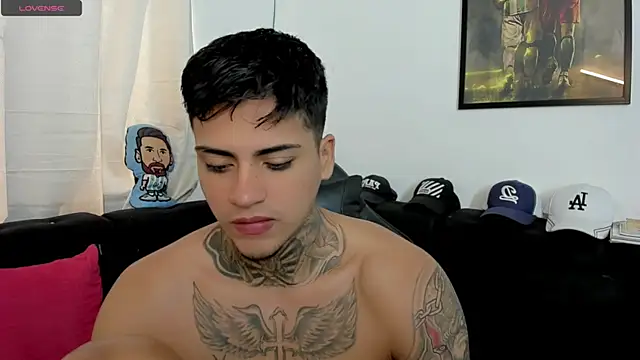 Snapshot of sweetlatinoboy chatting on 04/19/26, 01:01 sweetlatinoboy online show from 04/19/26, 01:01