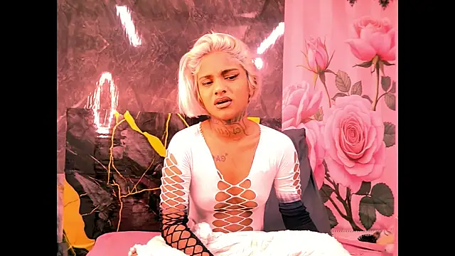 Snapshot of indian_barbie chatting on 06/11/26, 08:55 indian barbie online show from 06/11/26, 08:55