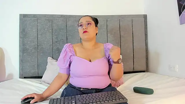 Snapshot of Reina_Mia1 chatting on 04/04/26, 12:45 Reina Mia1 online show from 04/04/26, 12:45