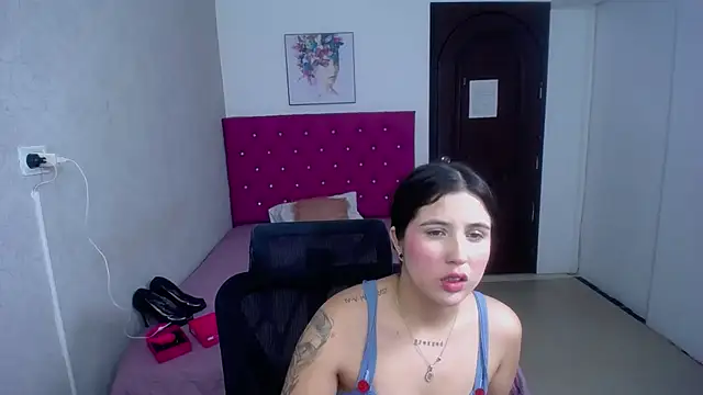 Snapshot of Pinkg_Fox10 chatting on 07/03/26, 01:28 Pinkg Fox10 online show from 07/03/26, 01:28