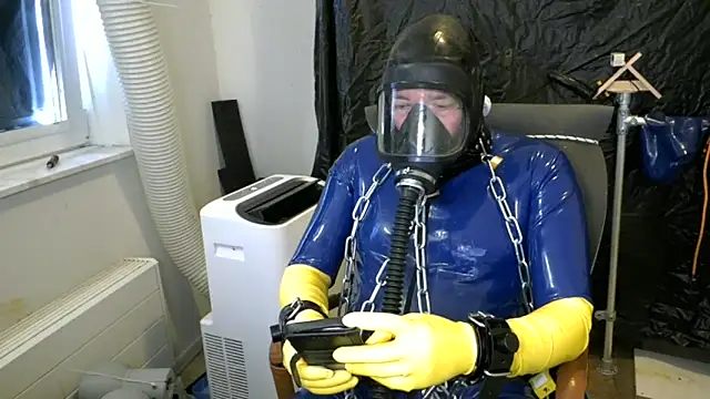 Snapshot of latexslaveboy chatting on 06/01/26, 08:03 latexslaveboy online show from 06/01/26, 08:03