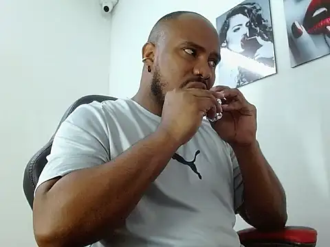 Snapshot of Alessandro_Hamed chatting on 03/18/26, 01:35 Alessandro Hamed online show from 03/18/26, 01:35