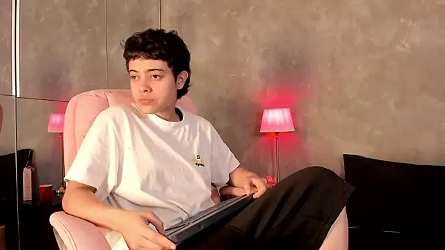 Cris Sasha online show from 04/15/26, 04:18