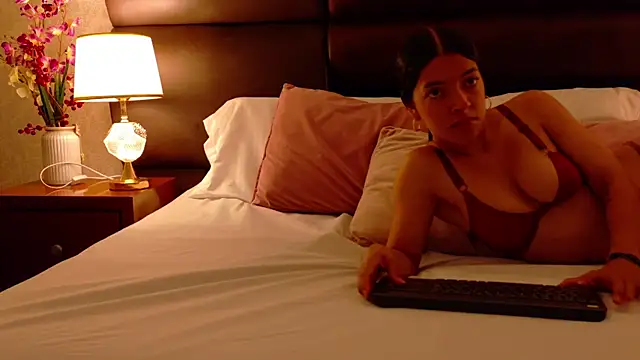 Snapshot of AlexaGiraud chatting on 04/08/26, 12:17 AlexaGiraud online show from 04/08/26, 12:17