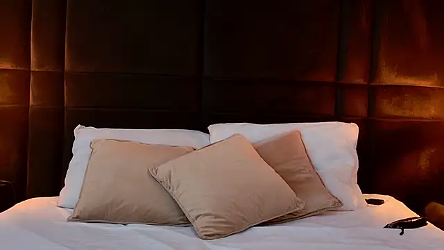 Snapshot of AlexaGiraud chatting on 03/29/26, 01:02 AlexaGiraud online show from 03/29/26, 01:02