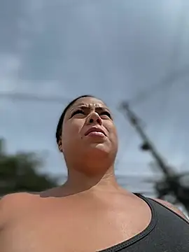 Snapshot of LauTul chatting on 04/07/26, 02:08 LauTul online show from 04/07/26, 02:08