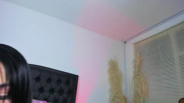 Snapshot of Scarlet_Hiit chatting on 03/27/26, 04:43 Scarlet Hiit online show from 03/27/26, 04:43