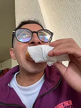 Snapshot of LeonBlazze chatting on 04/07/26, 09:05 LeonBlazze online show from 04/07/26, 09:05