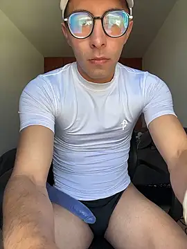 Snapshot of LeonBlazze chatting on 03/22/26, 02:40 LeonBlazze online show from 03/22/26, 02:40