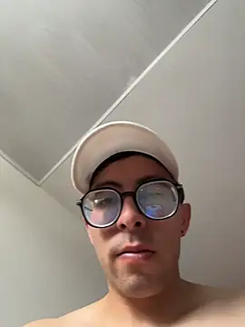 Snapshot of LeonBlazze chatting on 04/10/26, 08:16 LeonBlazze online show from 04/10/26, 08:16