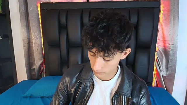 Snapshot of MaxiimoRomano_ chatting on 06/19/26, 04:35 MaxiimoRomano online show from 06/19/26, 04:35