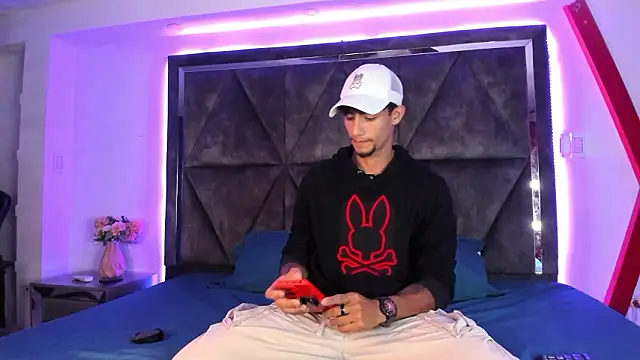 Snapshot of MaxiimoRomano_ chatting on 03/18/26, 12:08 MaxiimoRomano online show from 03/18/26, 12:08