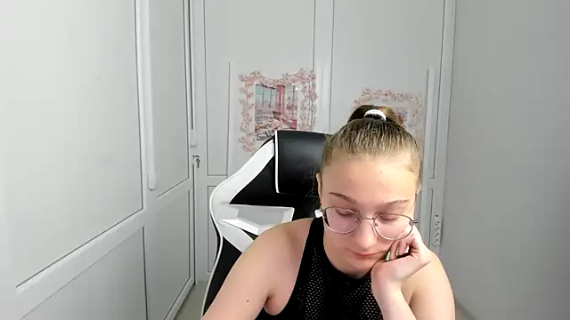 Mia kristal online show from 06/07/26, 07:35