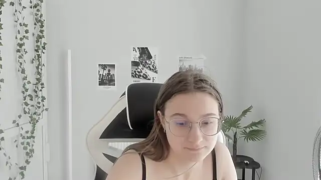 Mia kristal online show from 06/26/26, 08:42